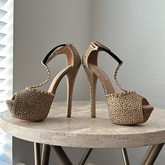 Steve Madden Gold Heels, Size 7 - Picture 2 of 5